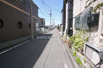 敷地北側の前面道路（東側から）