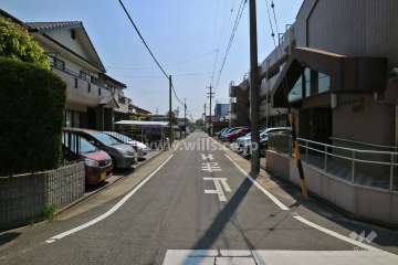 敷地北側の前面道路(西側から)