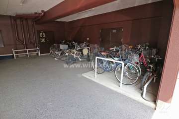 屋内に設けられた駐輪場