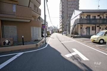 敷地南側の前面道路（西側から）