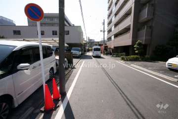 敷地北東側の前面道路（南東側から）