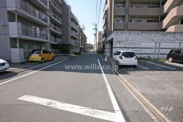 敷地西側の前面道路