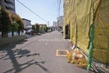 敷地西側の前面道路