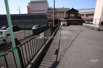 敷地東側の前面道路