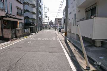 敷地南側の前面道路（西側から）