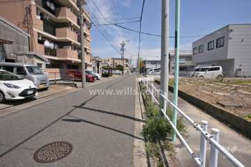 敷地南東側の前面道路(南西側から)