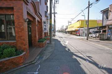 敷地西側の前面道路