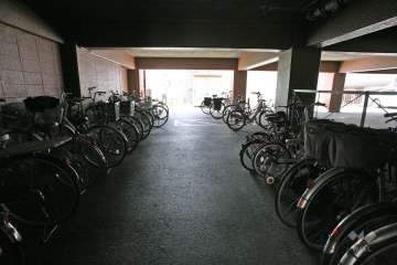 屋内に設けられた駐輪場