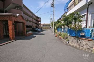 敷地北側の前面道路