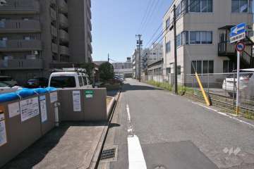 敷地北側の前面道路(東側から)