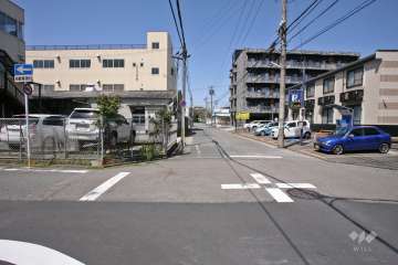 敷地東側の前面道路(南側から)