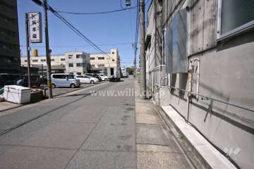 敷地東側の前面道路（南側から）