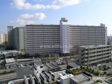 周辺はマンション、団地が多く立ち並んでいます