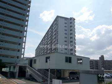公社千里山田D団地A-2棟の外観（北側から）
