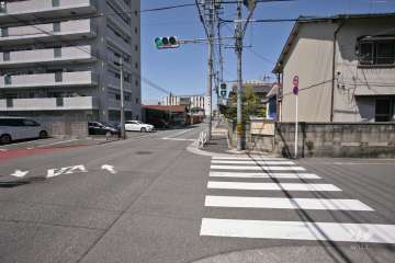 敷地東側の前面道路(南側から)
