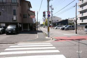 敷地南側の前面道路(東側から)