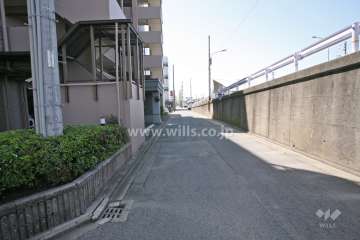 敷地北側の前面道路（東側から）