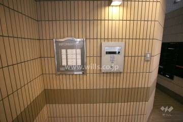 エントランスはオートロック付きです。