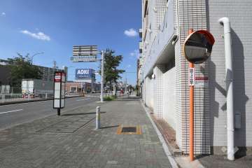 敷地西側の前面道路（南側から）
