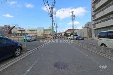 敷地西側の前面道路