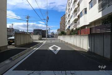 敷地南側の前面道路