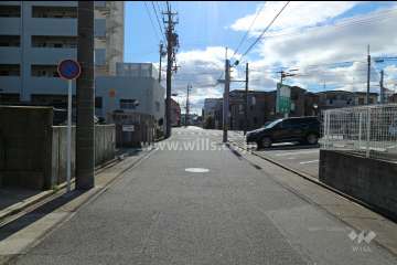 敷地西側の前面道路