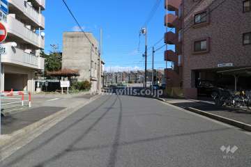 敷地西側の前面道路