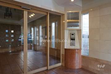 エントランスはオートロック付きです。