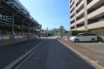 敷地南側の前面道路※画像左手の立体機械式駐車場は「パークホームズ白鳥」の駐車場ではありません。