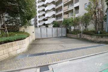 駐車場の出入り口（ゲート付き）