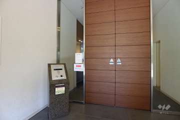 エントランスはオートロック付きです。