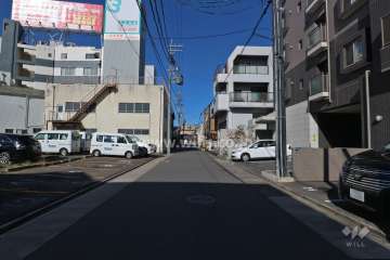 敷地西側の前面道路（南側から）