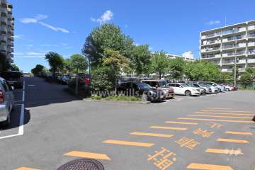 星和プラネタウン千里南第3期A棟の外観（南側から）　道を挟んで紫金山公園に面しています。