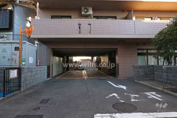 駐車場出入り口