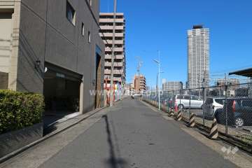 敷地東南側の前面道路