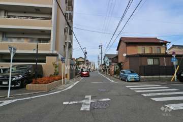 敷地東側の前面道路（南側から）
