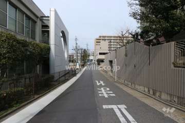 敷地西側の前面道路