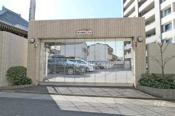 駐車場出入り口（リングシャッター付き)