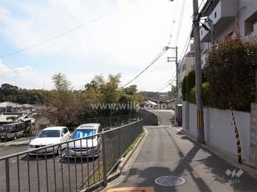 敷地東側の前面道路