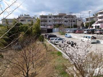 周辺は緑の多い高台の住宅地です。
