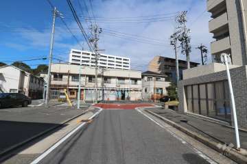 敷地南西側の前面道路（南東側から）
