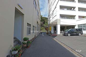 敷地南西側の前面道路。敷地の北西側には熱田神宮公園があり、緑地に囲まれた環境です。また園内には断夫山古墳という古墳もあります。