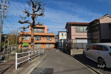 敷地北東側の前面道路（南東側から）
