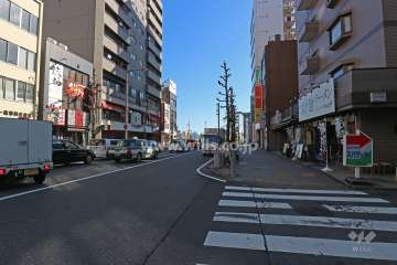 敷地北側の前面道路（西側から）