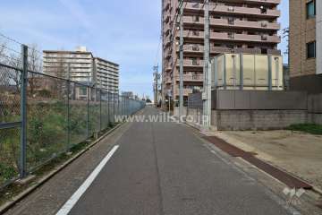 敷地西側の前面道路（南側から）
