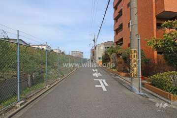敷地西側の前面道路