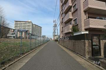 敷地西側の前面道路