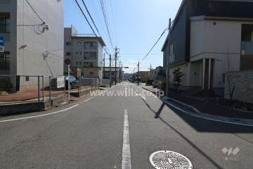 敷地西側の前面道路