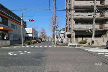 敷地西側の前面道路
