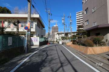 敷地西側の前面道路
